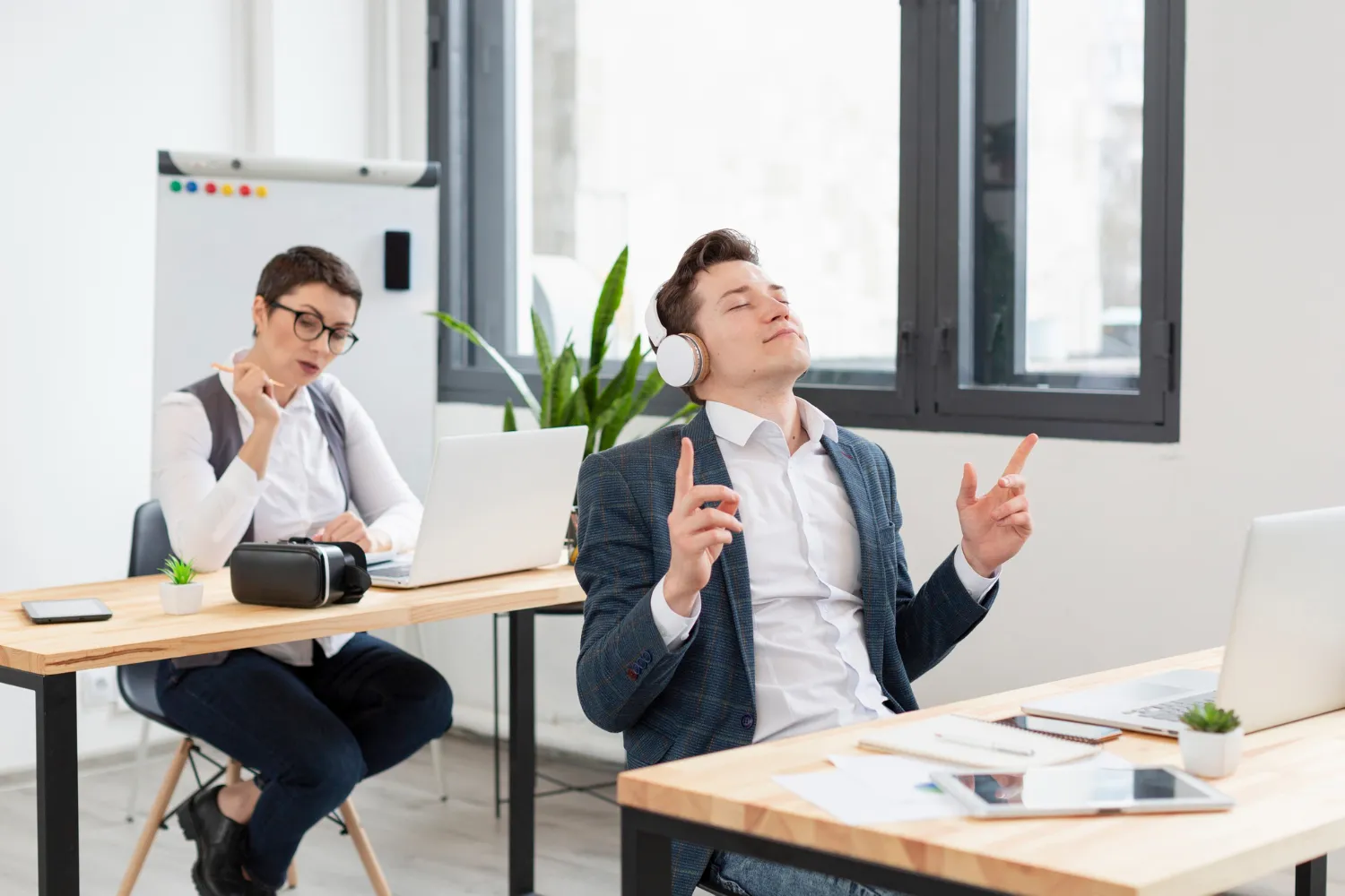 KEHARMONISAN SUASANA KANTOR LEWAT EMOTIONAL INTELLIGENCE