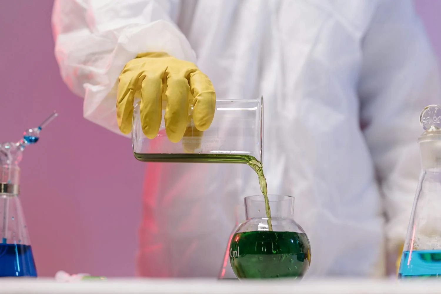 PANDUAN BIJAK MEMPERKECIL RISIKO KECELAKAAN DI LABORATORIUM