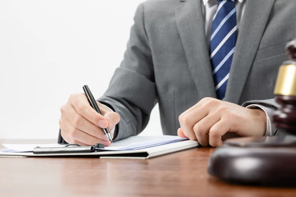 LEGAL AND COMPLIANCE MANAGEMENT SEBAGAI FONDASI TATA KELOLA PERUSAHAAN YANG TRANSPARAN DAN BERKELANJUTAN