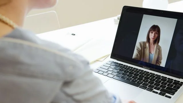 NEGOSIASI DIGITAL MELALUI MEETING ONLINE: TANTANGAN KOMUNIKASI DAN CARA MENGATASINYA