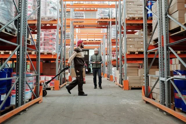 WAREHOUSE MANAGEMENT DI ERA DIGITAL: TEKNOLOGI UNTUK MENINGKATKAN AKURASI DAN PRODUKTIVITAS GUDANG